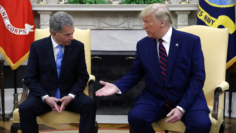 VIDEO: Trump toca la rodilla a su homólogo finlandés (y a este no le gusta nada)