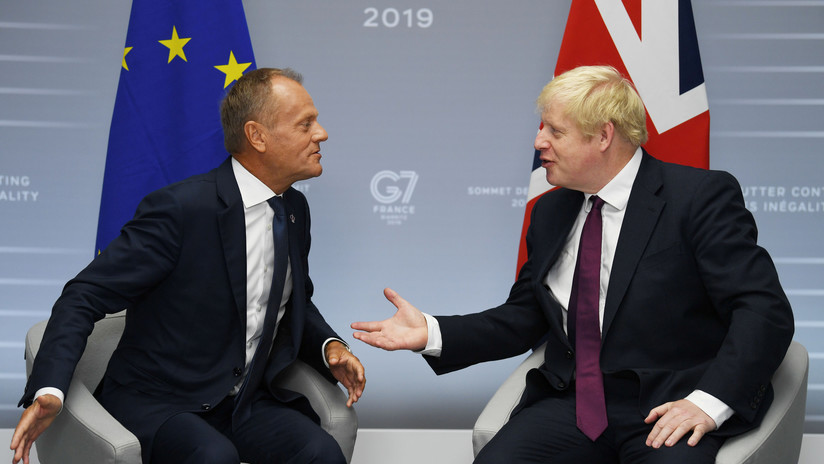 "No se trata de ganar un juego estúpido de acusaciones": Tusk arremete contra Johnson por el Brexit