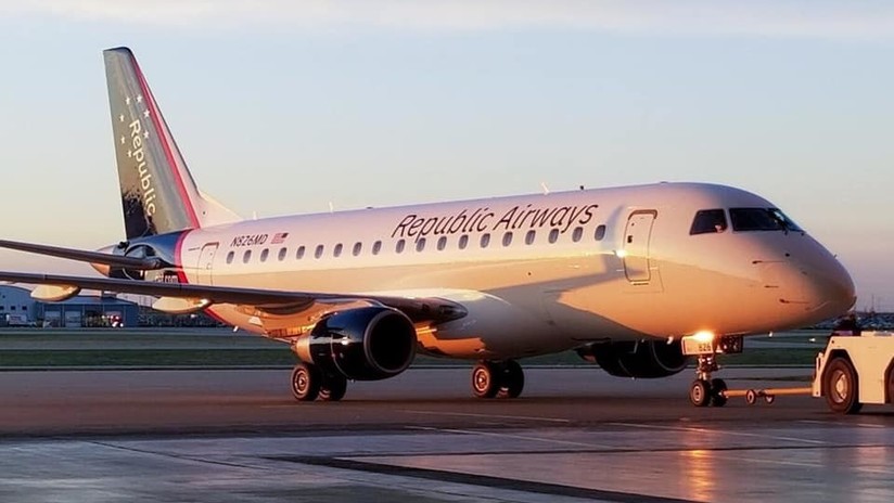 VIDEO: La discusión entre un piloto y una auxiliar de vuelo termina a golpes en la manga de un avión