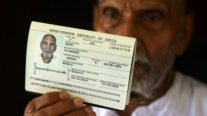 Un monje hindú causa revuelo en un aeropuerto al sacar su pasaporte y mostrar que tiene 123 años (gracias al yoga y la falta de sexo)