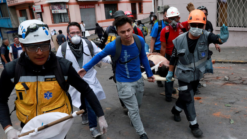VIDEO, FOTOS: MÃ©dicos forman un cordÃ³n humano para impedir nuevos ataques de la PolicÃ­a a las zonas de paz en Quito