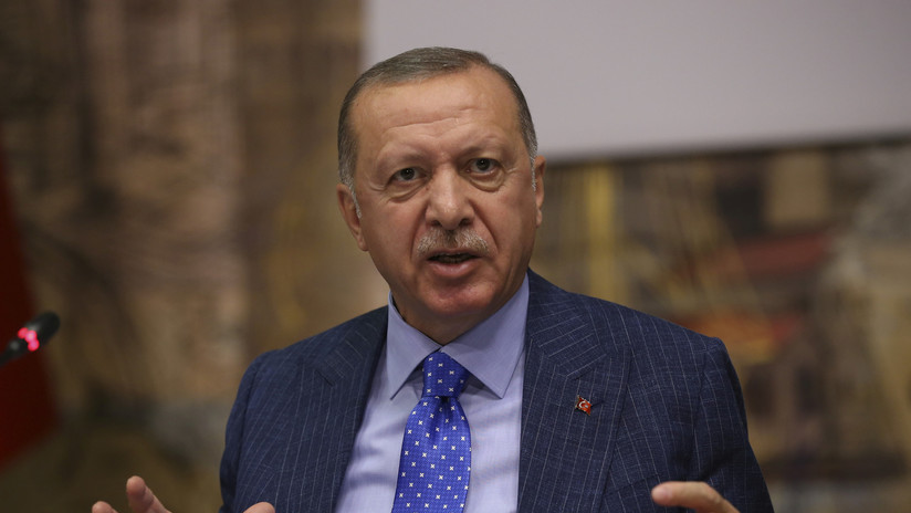 Erdogan acusa a la OTAN de no colaborar con su país en la ofensiva en Siria e insta a la Alianza a escoger entre Turquía o "los terroristas"