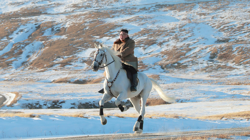 FOTOS: Kim Jong-un sube a un monte sagrado a lomos de un caballo blanco