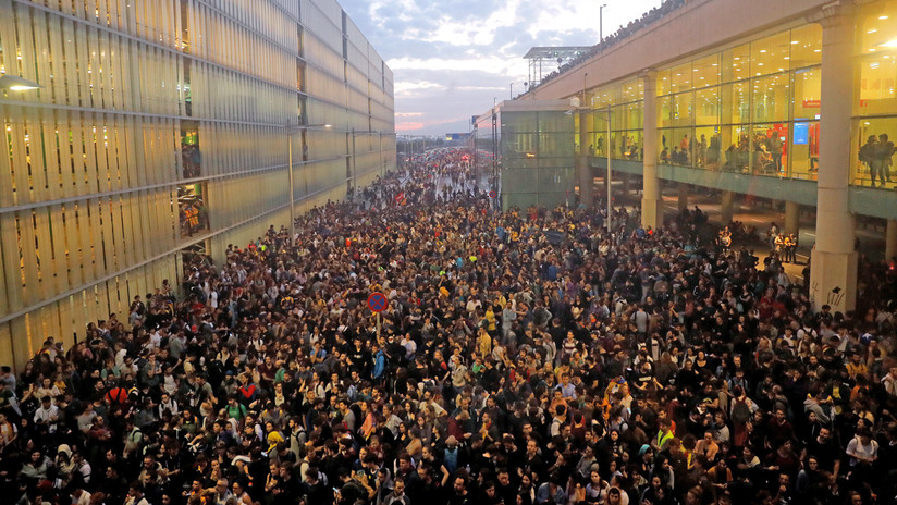 ¿Qué hay detrás del 'Tsunami Democràtic' que hizo llamamientos como el del colapso al aeropuerto de Barcelona?