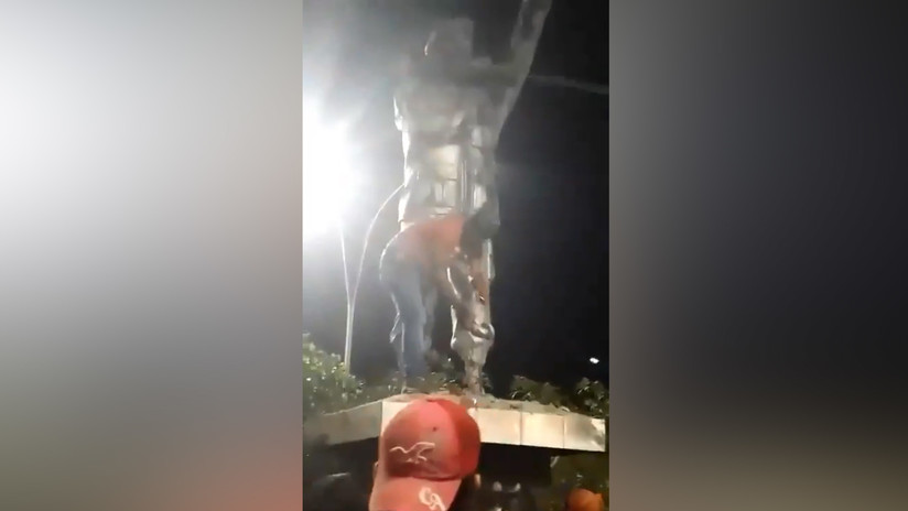 VIDEO: Derriban estatua de Hugo Chávez durante protestas opositoras en Bolivia