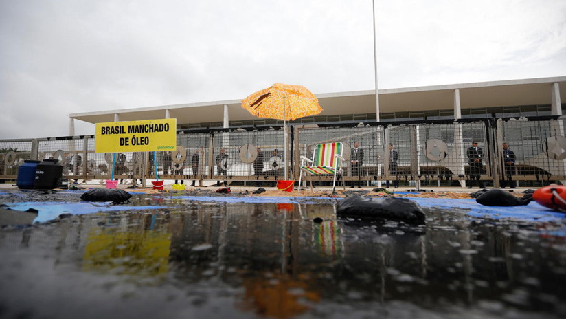 Detienen a 19 activistas de Greenpeace durante una protesta en la sede del Gobierno de Brasil por el óleo en las playas (FOTOS, VIDEO)