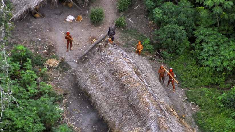 Imagen ilustrativa. Miembros de una tribu no contactada en la cuenca del Amazonas en el estado brasileño de Acre, en una imagen de mayo de 2008.