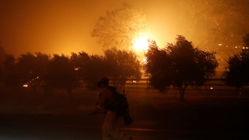 Los incendios provocan la evacuación de 180.000 personas en un condado de California, la mayor en 25 años