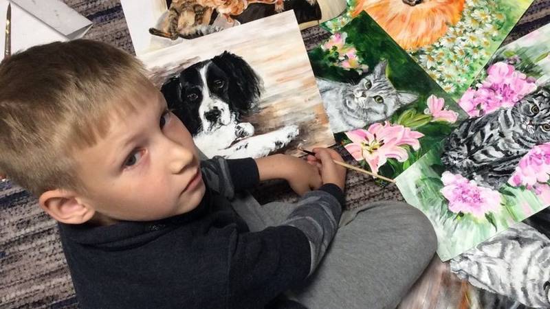 Pasha, el niño ruso de 9 años que pinta cuadros para alimentar y ayudar a animales abandonados (VIDEO, FOTOS)
