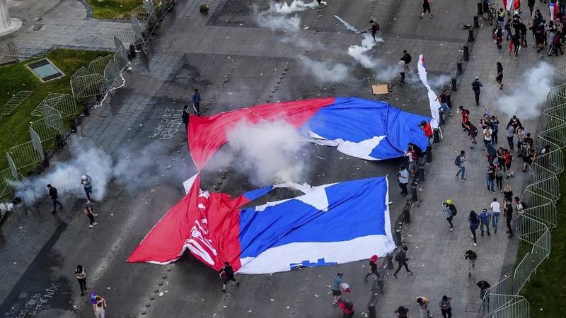 VIDEOS: Se registran choques con la Policía durante la 'marcha más grande de Chile' con histórica asistencia