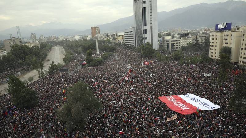 VIDEOS: La 'marcha más grande de Chile' suma a más de 1 millón de personas y se vuelve "la mayor desde el retorno de la democracia" al país