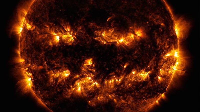 FOTO: Imagen de la NASA muestra al Sol con forma de calabaza ardiente de Halloween