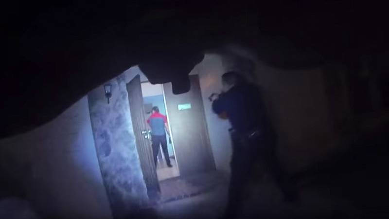 EE.UU.: Un policÃ­a mata a un joven que ya habÃ­a arrojado su arma y caminaba con las manos en alto (VIDEO)