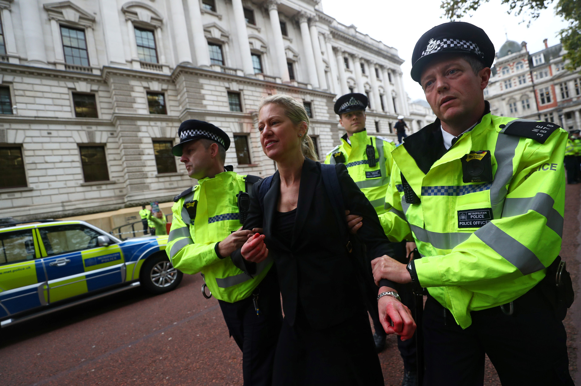 FOTOS: Activistas rocían 1.800 litros de 'sangre' frente a un ministerio en Reino Unido
