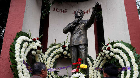 Vecinos y fans rinden homenaje frente a una estatua de José José en su vecindario en Ciudad de México, el 28 de septiembre de 2019.