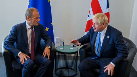 Donald Tusk (izquierda) y Boris Johnson.