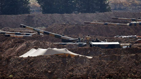 Soldados y artillería turcos en la provincia fronteriza de Sanliurfa (<strong><a href=
