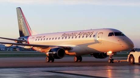 VIDEO: La discusión entre un piloto y una auxiliar de vuelo termina a golpes en la manga de un avión
