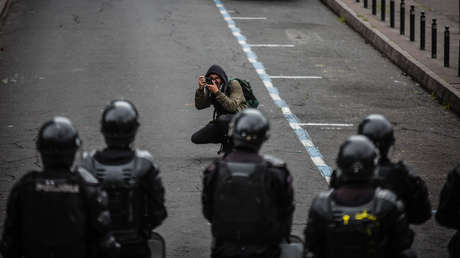 Un fotógrafo registra el accionar policial durante las protestas del 4 de octubre del 2019 en Quito, Ecuador.