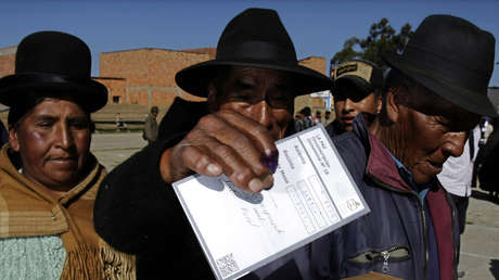Un boliviano vota en Huatajata en las elecciones de diciembre de 2009.