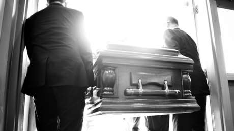 "Déjenme salir, ¡está oscureciendo aquí!": un fallecido 'reclama' estar vivo durante su funeral (VIDEO)