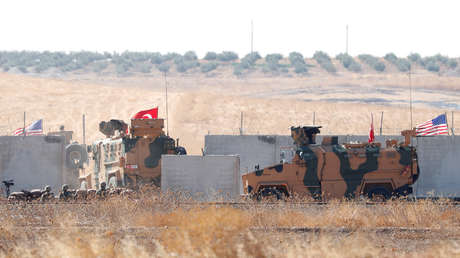 Vehículos blindados del Ejército de Turquía cruzan la frontera con Siria cerca de la ciudad turca de Akcakale, el 8 de septiembre de 2019.