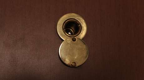 Cuando una mirilla de puerta es peligro para el residente: un caso de acoso hace saltar en Japón las alarmas