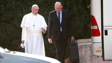 El papa Francisco y el comandante del Cuerpo de Gendarmería del Estado de la Ciudad del Vaticano, Domenico Giani.