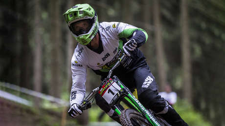 VIDEO: Espectacular caída de un ciclista de montaña que saltó de una rampa de esquí