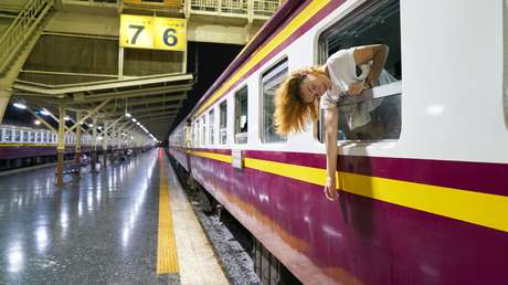 Milagro en el metro de Buenos Aires: cae a las vías y los pasajeros logran frenar el tren 'in ...