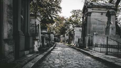 Un ganadero se despierta súbitamente cuando lo bajaban ya a su tumba en un cementerio de la India