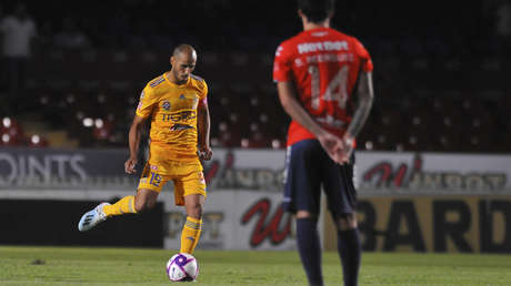 El jugador de Veracruz Sebastian Rodriguez permanece quieto mientras un rival de los Tigres patea el balón en el estadio Luis 'Pirata' Fuente en Veracruz (México), el 18 de octubre de 2019.