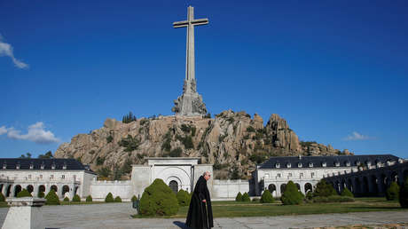 Un monje camina frente al mausoleo del Valle de los Caídos en San Lorenzo de El Escorial (España), el 13 de octubre de 2019.