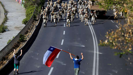 Soldados y civiles durante una protesta en Santiago, Chile, el 20 de octubre de 2019.