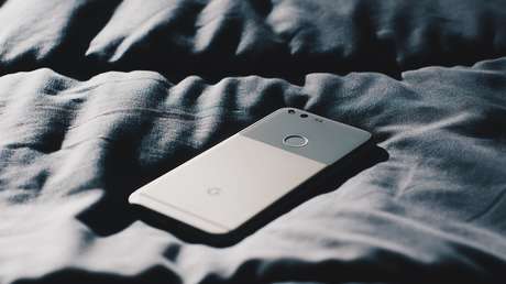 Un hombre queda temporalmente ciego tras jugar con su teléfono en la oscuridad