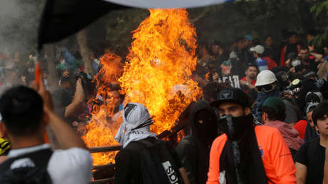 Manifestantes durante la marcha de protesta celebrada en Santiago de Chile el 25 de octubre de 2019