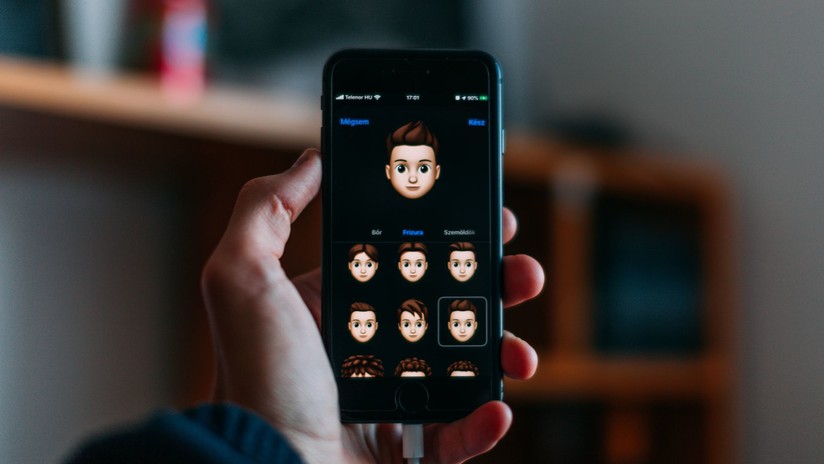 La revolución de género llega a los emoticonos Apple lanza casi 400 nuevos y rediseña otros 265