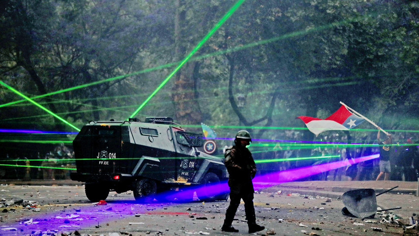 VIDEO: Manifestantes chilenos usan punteros láser como arma para cegar a la Policía