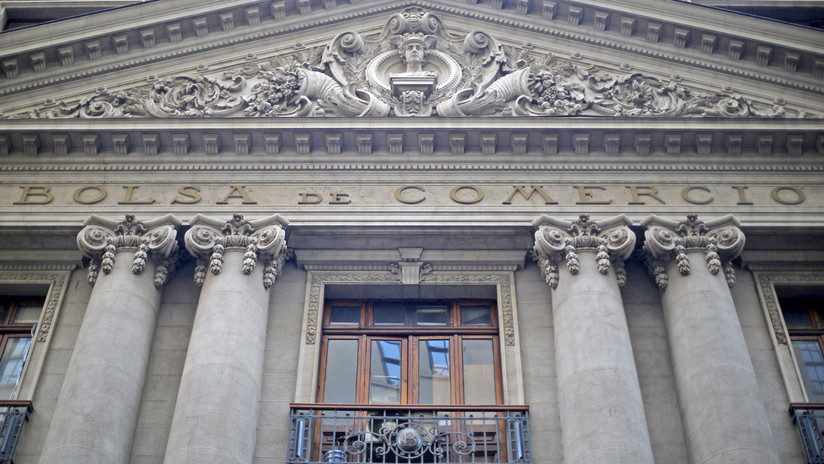 Una vista del edificio de la bolsa de valores de Santiago en Santiago, Chile.