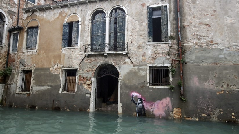 El 'niño migrante' de Banksy se hunde junto con Venecia en la segunda peor marea alta en su historia - RT en Español