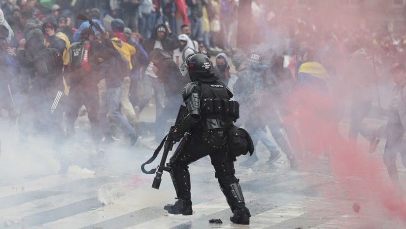 VIDEO: Policía antidisturbios dispersa con gases lacrimógenos una marcha pacífica en Bogotá