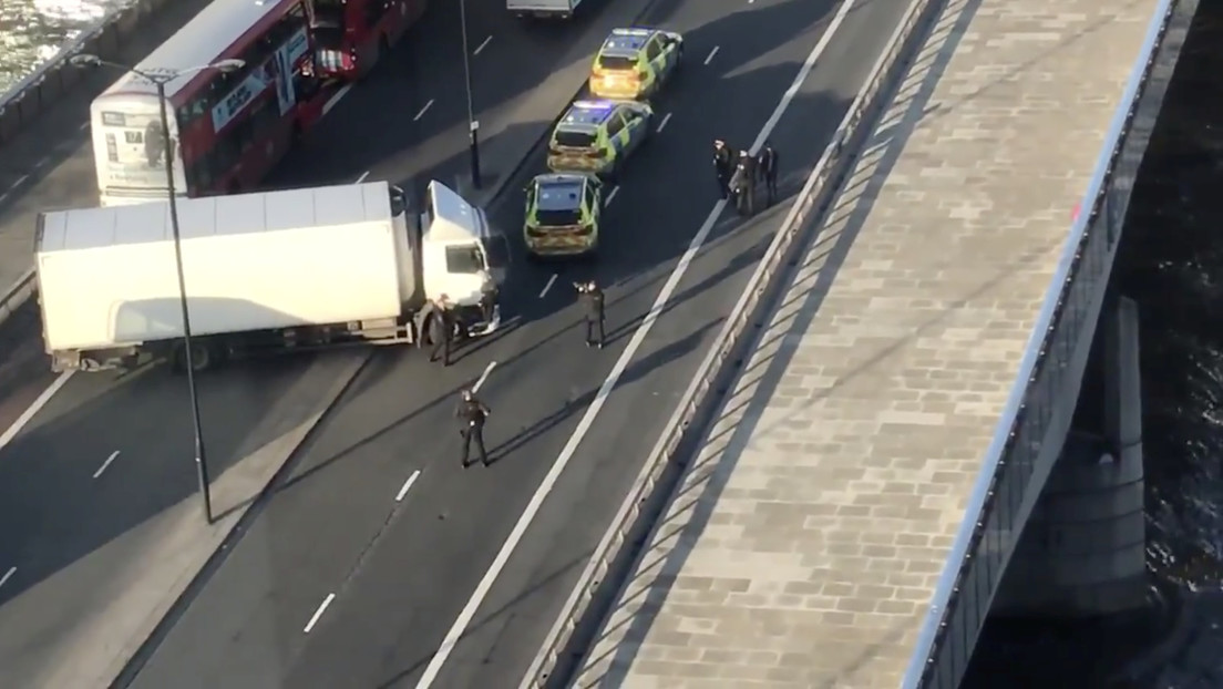 Un hombre con un chaleco suicida falso apuñala a varias personas en Londres y es abatido por la Policía