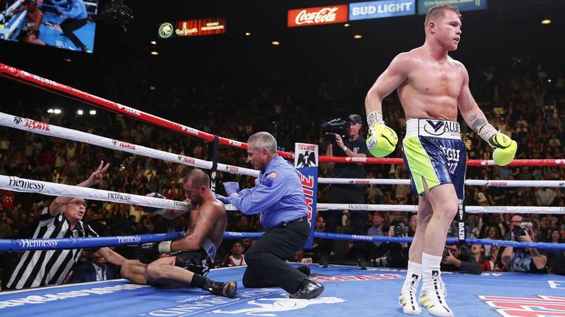 El boxeador mexicano Saúl 'Canelo' Álvarez gana el cinturón semipesado tras noquear al ruso Kovalev
