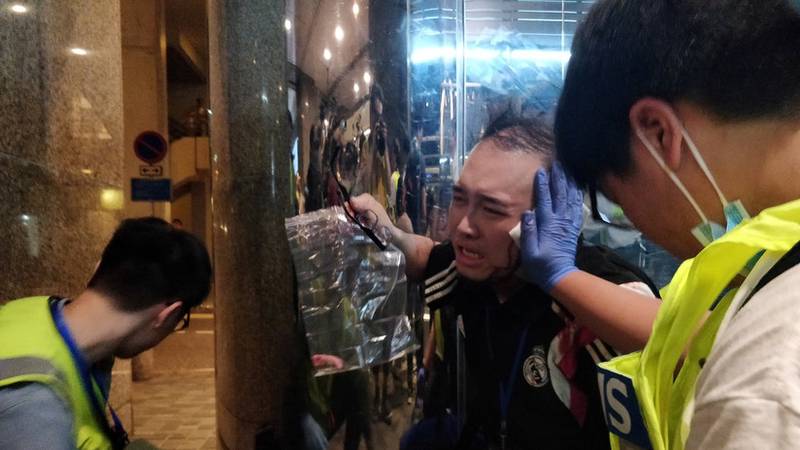 VIDEO: Momento en que un atacante arranca de un mordisco parte de la oreja a un concejal local en Hong Kong