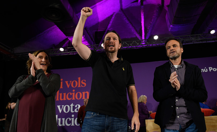 Pablo Iglesias (c), líder de Podemos, junto a la alcaldesa de Barcelona, Ada Colau (i) en un mitin. Barcelona, 6 noviembre 2019