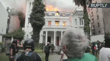 "Pérdida gigantesca": se incendia una universidad en Santiago de Chile en medio de las protestas (VIDEO)