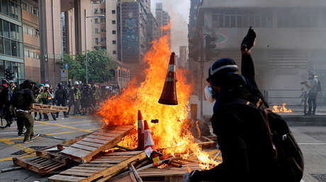 Prenden fuego a un hombre por discutir con manifestantes en Hong Kong (VIDEO)