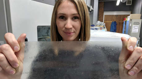 Premian a diseñadora británica por crear un producto alternativo al plástico con desechos de la industria pesquera