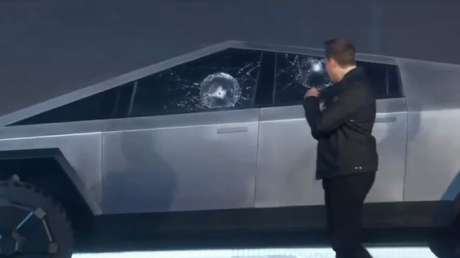 VIDEO: Elon Musk sufre un incómodo momento al romperse el "vidrio blindado" del Cybertruck durante las pruebas y en plena presentación