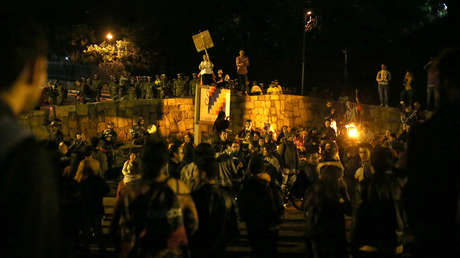 VIDÉO: Les manifestants défient le couvre-feu à Bogotá devant la résidence privée du président Iván Duque